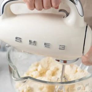 Batteur à main électrique Smeg : La précision professionnelle au style rétro